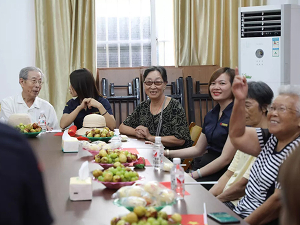 中庭裝飾集團(tuán)丨“情暖中秋，將愛傳承”——走進(jìn)金浦社區(qū)慰問高齡老人